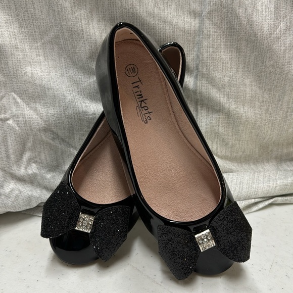 Trinkets little girl Size 11 Blackk shinny shoes with bow - Picture 2 of 8